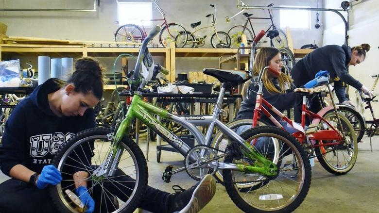 在马丁·路德·金纪念活动期间，免费mg不朽情缘试玩的学生们正在修理自行车. 日间服务项目.