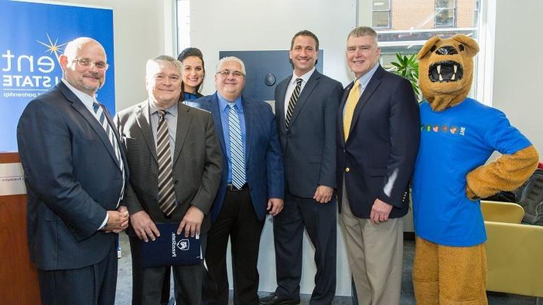 Penn State President Dr. Eric Barron is joined by Westmoreland County and 新肯辛顿 leadership for the opening of The Corner.