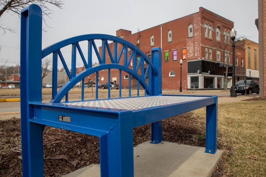 新肯辛顿人行道上的一张蓝色长凳